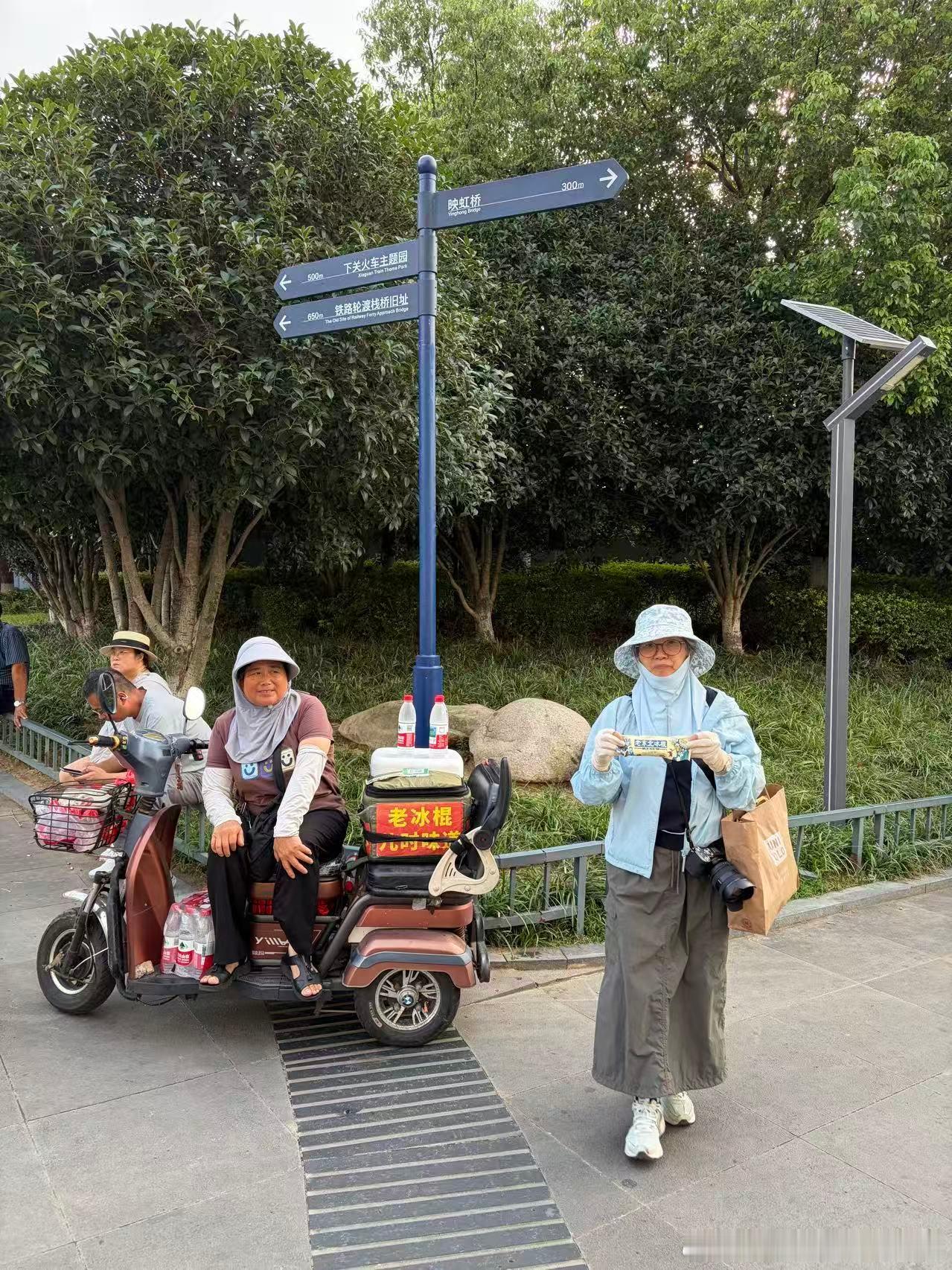 老相机A6000以下岗，新相机A7C2索尼2070镜头，上岗，随后到长江大桥拍了几张照片，本想拍晚霞，可是那时刻天空没有想像中的云彩，和老尹商量还是坐地铁五号线，转一号线到火车站回芜，由于买的T特快火车票，到家十点多钟，弄点吃的，洗洗睡下一首第二天了。[允悲][哈哈][挤眼]
新机首秀照片拍的不好， ​