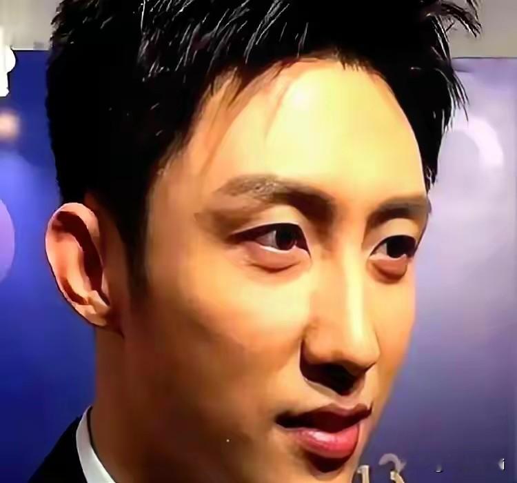 内娱终于有专治各种故作高深的清流艺人。2026年8月，黄景瑜一段2019年的采访旧片段突然爆火刷屏。当年亚洲电影大奖后台全中文群访现场，本土记者扎堆的场合里，有记者刻意甩出英文提问博眼球。
 
黄景瑜全程淡然淡定，一句直白的中文反问瞬间拿捏全场气场。刻意炫技的记者当场窘迫失态。
 
荧幕之外的黄景瑜