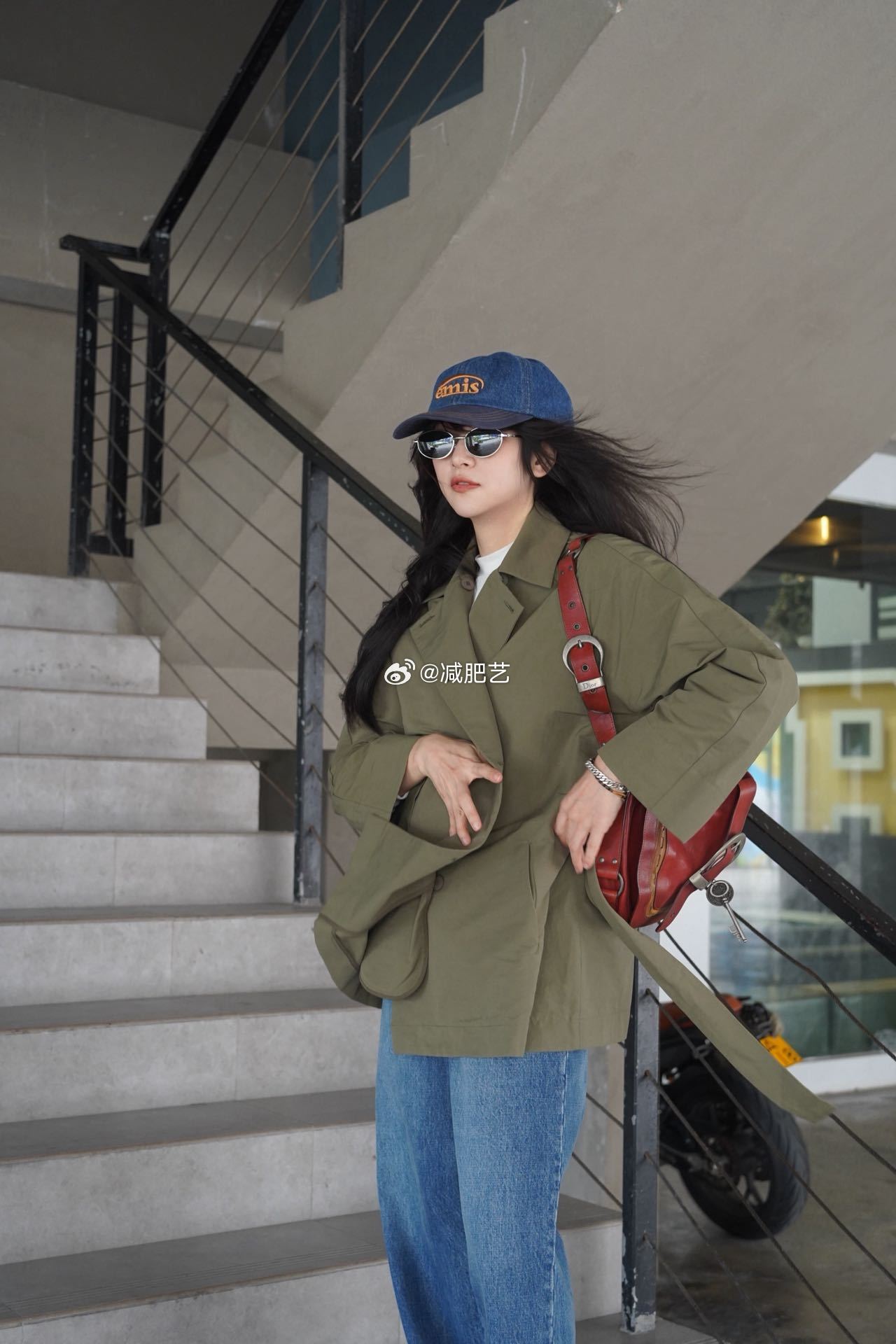 江浙沪准备降温，今晚好几个款卖完无补，主要是秋冬面料的定织时间都比较久，很多款五六月份就着手操作了。至今我们卖的都不是一过性的快餐服饰，十年经典可穿仍然是目标之一。

1.意大利超软牛层小牛皮皮衣：
袁泉的升级版。今年我最喜欢的皮衣没有之一，市面上简洁利落的型仍然占小部分，大多以廓形 ​