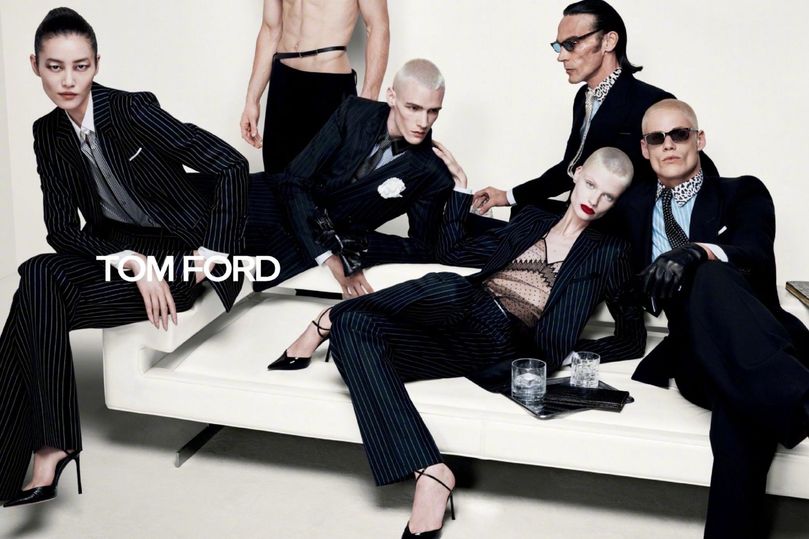 刘雯  Tom Ford F/W 2026 Campaign 📷  “空降”TF全球成衣广告，这西服套装造型！真是又美又飒~ #时尚灵感解读# ​