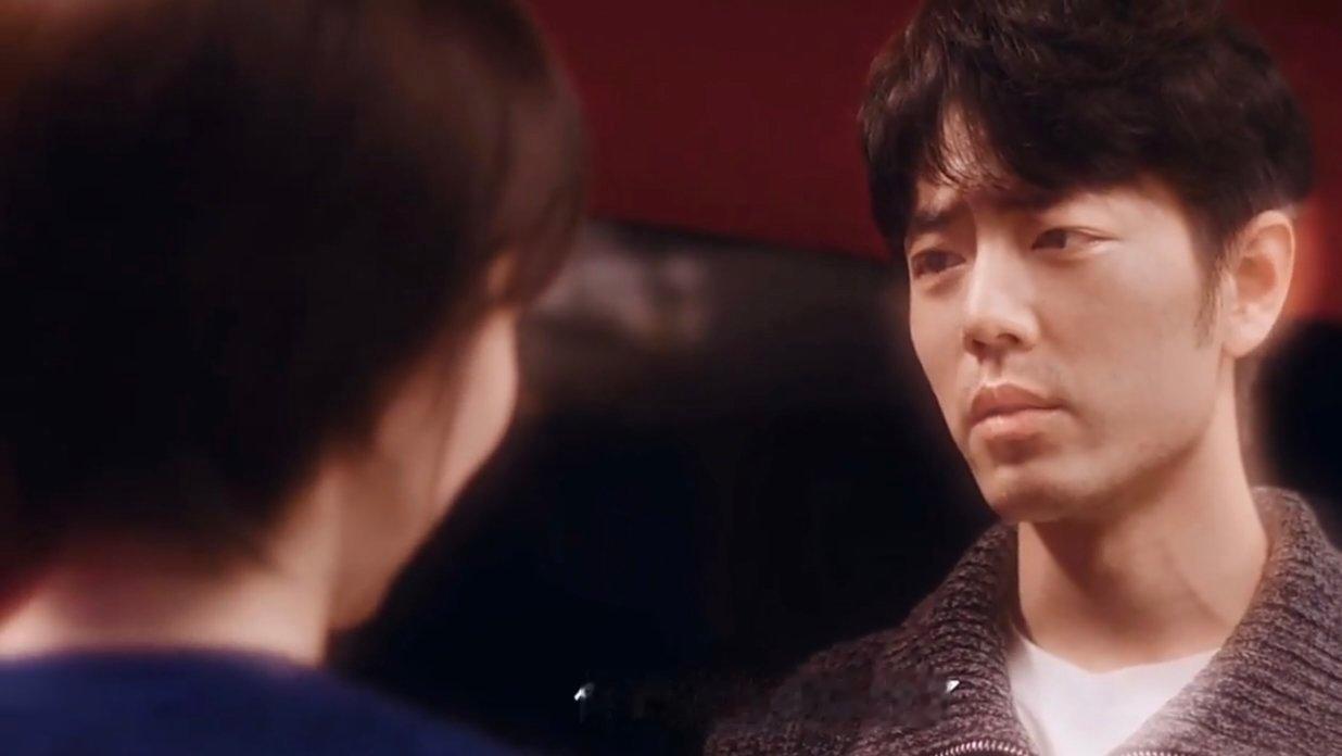 #肖战对姜妍撒娇#谁能想到一向清冷克制的天才医生刘铮亮，喝醉之后会卸下所有坚硬的外壳。在《小城良方》这段名场面里，肖战对着姜妍饰演的艾辰，黏糊糊地嘟囔着“你别老打我”，委屈又软乎乎，和平时冷静自持的模样形成绝妙反差。
 
这不是刻意卖萌，是属于角色的破防。只有在足够信任、可以随意松弛 ​