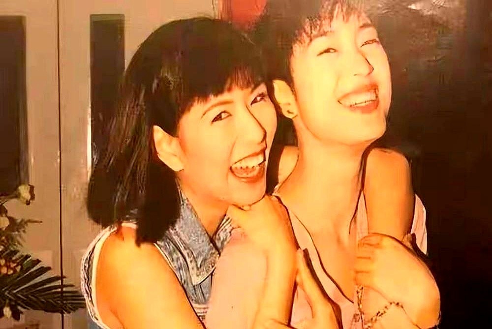 深夜，刚爆红的周星驰把导演刘镇伟堵在房间里：“我想结婚了。”

刘镇伟盯着这个眼眶发红的男人，像泼了一盆冰水：“你疯了？现在结婚等于自断财路！”

那年他刚尝到名利的滋味，想娶的女人叫罗慧娟。在片场抽完半包烟后，他把求婚的话死死咽回肚子里，转身扎进剧组拼命拍戏。

后来他成了万人敬仰的星爷，满头白发