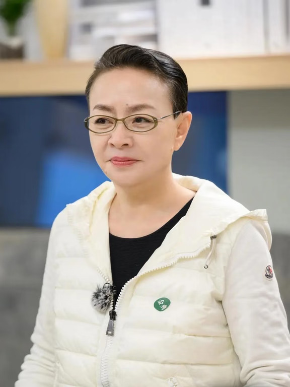 宋丹丹穿20年前家有儿女旧衣服！童年回来了