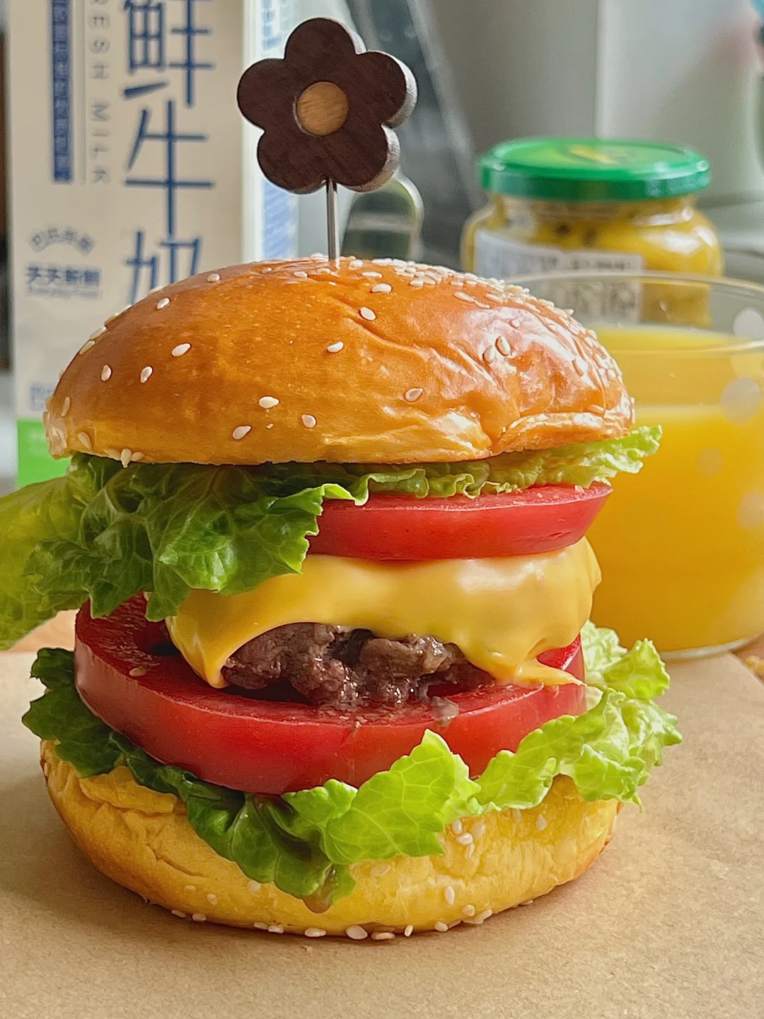 下巴脱臼😆妞点名要吃的巨无霸牛肉汉堡🍔！