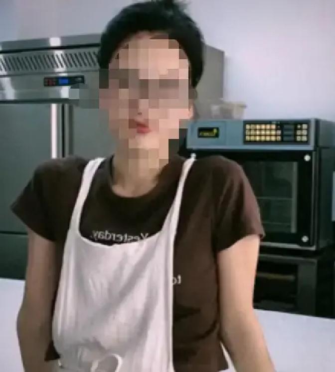 真离谱！江苏启东一位 33 岁的甜品店老板娘，出轨店内 18 岁暑假工。肆意放纵，高调挑衅家人网友，最后落得家店两空、名声尽毁的下场。
 
事情发生在江苏启东，主角叫二喜，是当地一家叫“野莓冰室”的网红甜品店老板娘，她三十三岁，跟闺蜜小白合伙开了三家店，生意做得风生水起，她老公是个老实巴交的男人，对