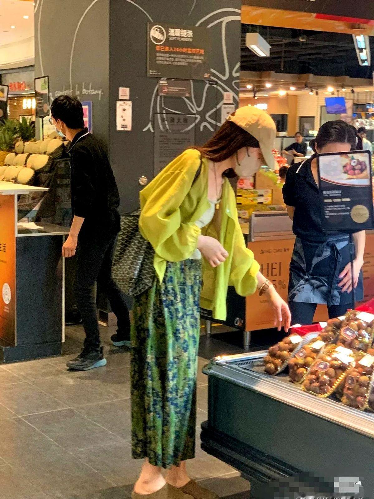 昨天逛商场  遇见一位小姐姐  好喜欢她穿的衣服  也喜欢她背的包。 ...