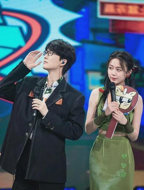 许嵩婚后娇妻冯禧首次晒照，清纯动人笑容满面，网友：梦女气死了！ ​
