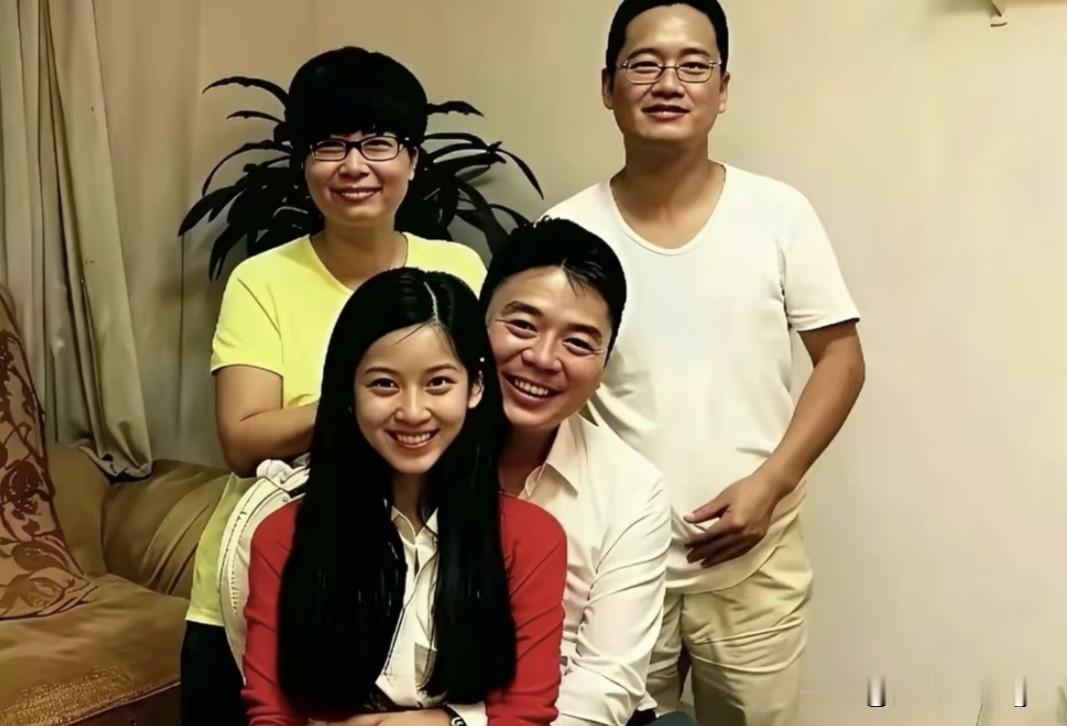 在爱情面前，年龄不是问题，身高长相都不是问题。

照片后面站着的一男一女，是章泽天的爸爸妈妈。

拍这张照片的时候章泽天才20岁，还在清华大学读书，正是她和刘强东谈恋爱的时期。

那时候的小姑娘满脸笑容，坐在刘强东的怀里，看上去正是她幸福快乐的时刻。

一家人凑在一起合影，气氛十分和睦。刘强东的年龄