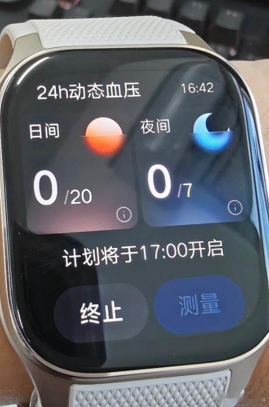#AI眼镜和AI手表谁更实用#或许我的看法和大部分网友不太一样。大家几乎一边倒地看好AI手表，认可它稳定的健康价值，这点我完全认同。
可冷静下来思考，AI手表其实已经能一眼望到天花板，未来的升级，基本只是把健康监测做得更加精细完善。AI手表解决的，是向内探索身体的需求；而AI眼镜，目标是重新搭 ​