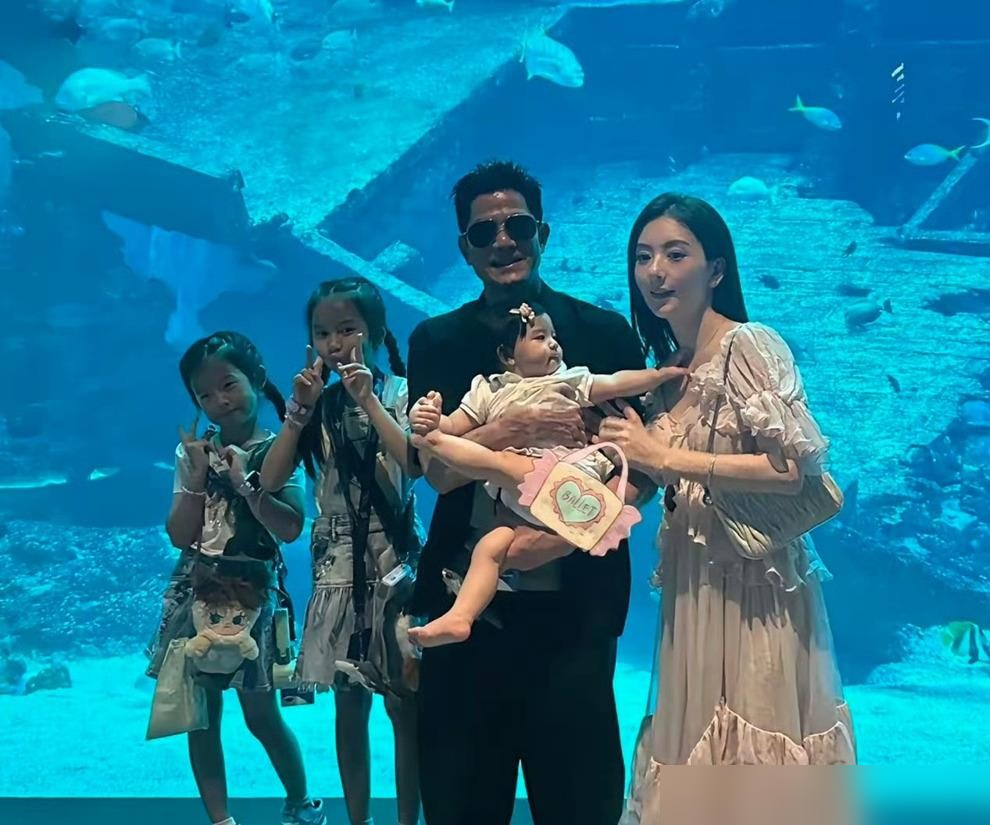 方媛躺酒店里上吐下泻，郭富城带着俩闺女和岳父岳母直奔环球影城，玩了一整天。没请保镖，没带助理，黑色Polo衫，排队，抱娃，拍照，全程自己来。有人拍到岳父在太阳底下给他撑伞背包，58岁，晒得脸通红。隔天方媛缓过来了，一家人又去海洋馆，俩人牵手过窄桥，方媛发图配文比一比谁最黑。三胎小女儿正面照也在这趟露