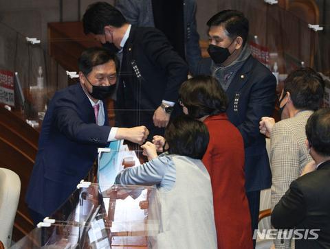 韓國在野黨議員阻擾立法: 穿尿不濕演說 一口氣講到午夜-圖4