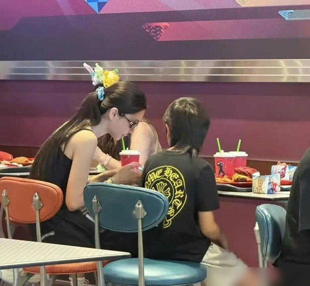 37岁杨颖素颜带娃逛迪士尼，被拍到了。
镜头里的她没化妆，头发随便一扎，身上套了件宽松的卫衣，混在排队的人群里。要不是旁边有人低声喊了句“baby”，你很难把眼前这个人和米兰时装周头排那个穿黑色透视亮片裙的女明星联系起来。
也就隔了十来天。那边是高定、闪光灯、品牌公关围着转，这边是举着冰淇淋等游