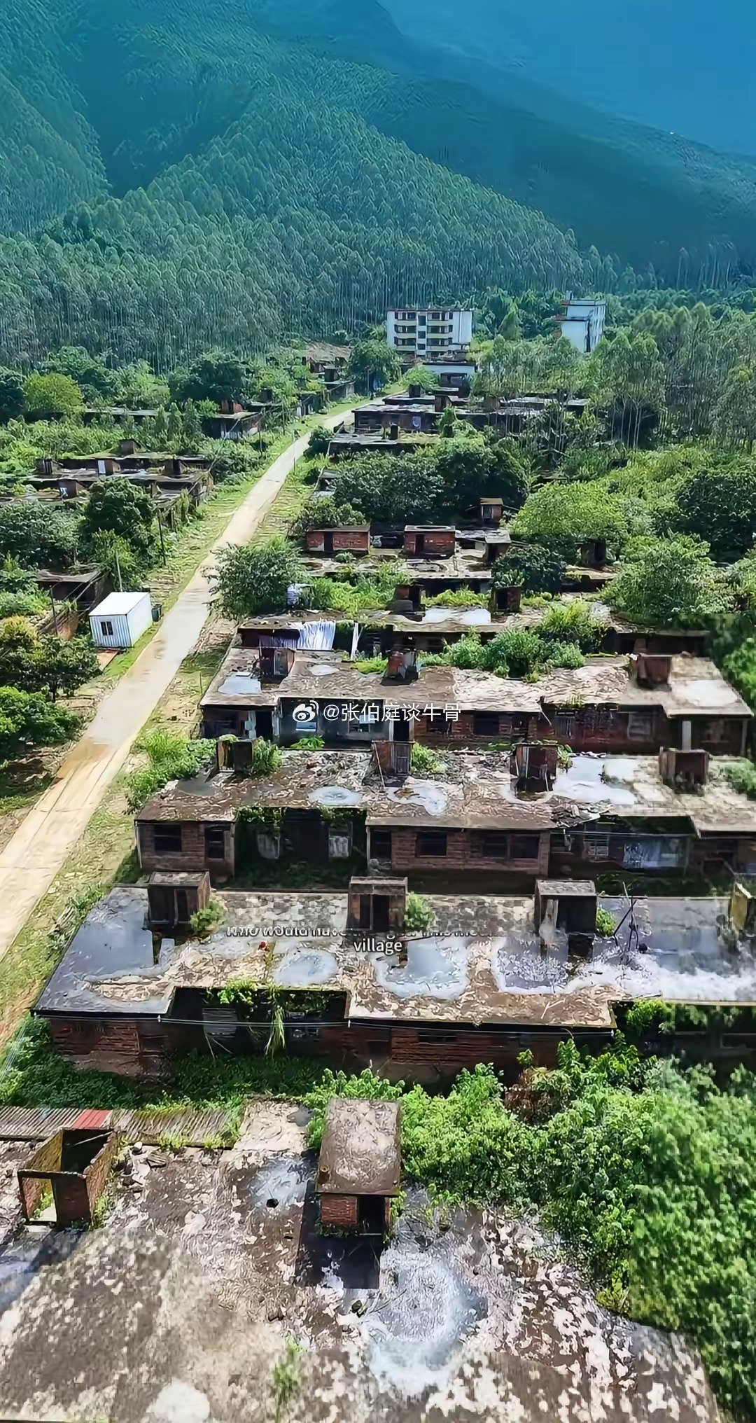 广东阳山大山深处，藏着刘德华1997年捐千万建起的恒美新村。百余栋楼房与希望小学完好，却空无一人。村民为何在搬入后不久却陆续搬走呢？#恒美新村 #无人村 ​