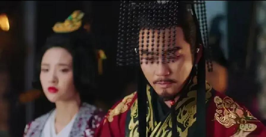 曹丕赐死了甄宓，为什么还要传位给她的儿子曹叡呢？不怕儿子记恨他吗？
 
曹叡跪在冰冷的宫砖上，面前摊开的不是书卷，而是几封边境密报。他已经十七岁，被“圈养”在这偏殿里读书多年。门口那两个总是低着头的宦官，他都知道，是父亲派来看着他的人。他拿起笔，在竹简边角飞快地写下一行小字，随即若无其事地递给身旁一