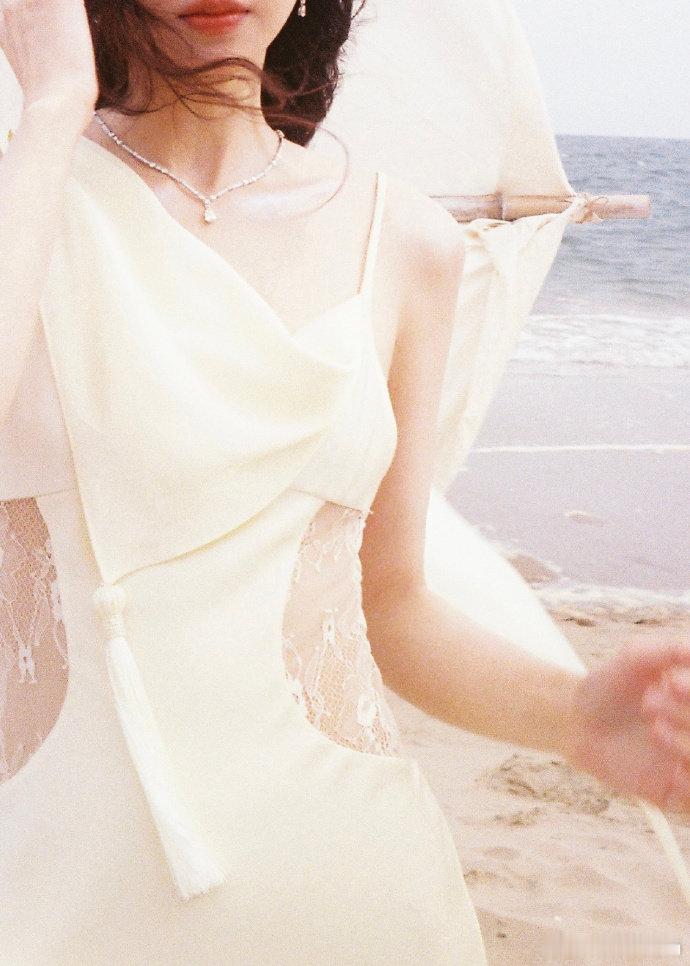 #周雨彤蕾丝吊带#周雨彤蕾丝吊带好辣，姐姐的腰完全夺命的弯刀#周雨彤好细的腰# ​