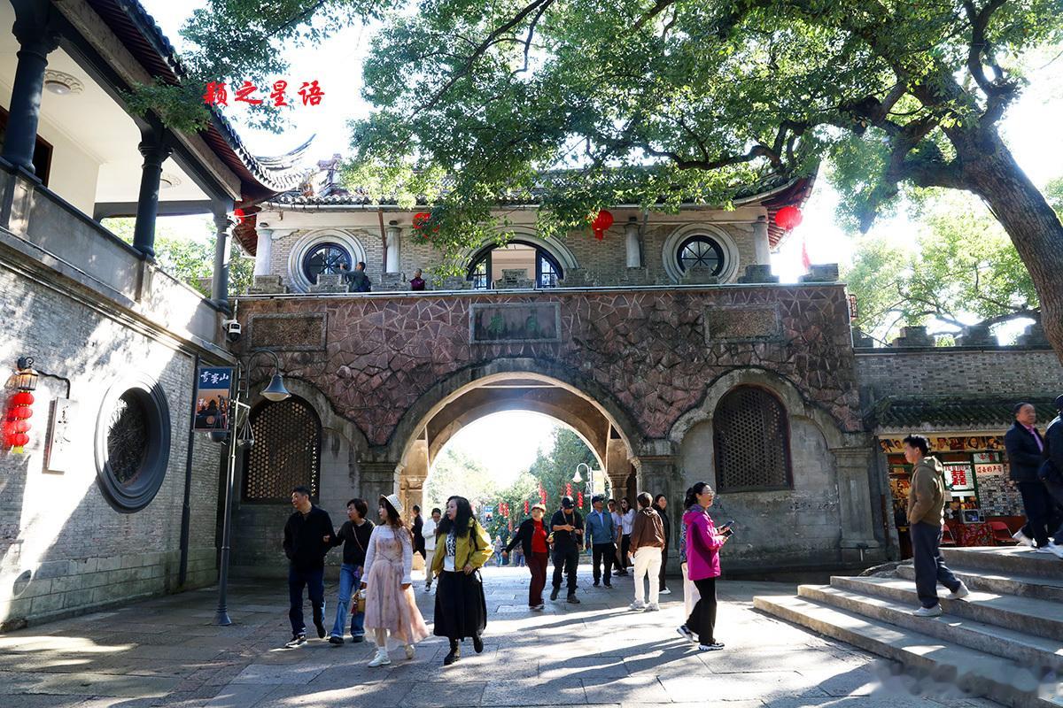 浙江省宁波市奉化区溪口镇有座武关式城门建筑，蒋介石1930年请人建于武...