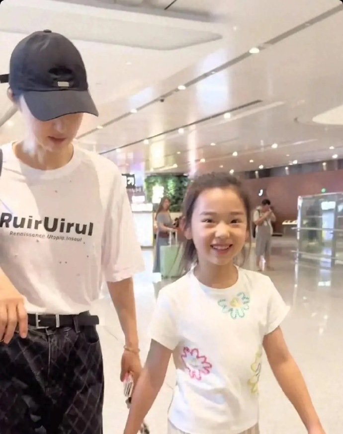 董璇与小酒窝手牵手同框，一个明艳动人，一个灵动娇俏，大美女牵小美女画面...