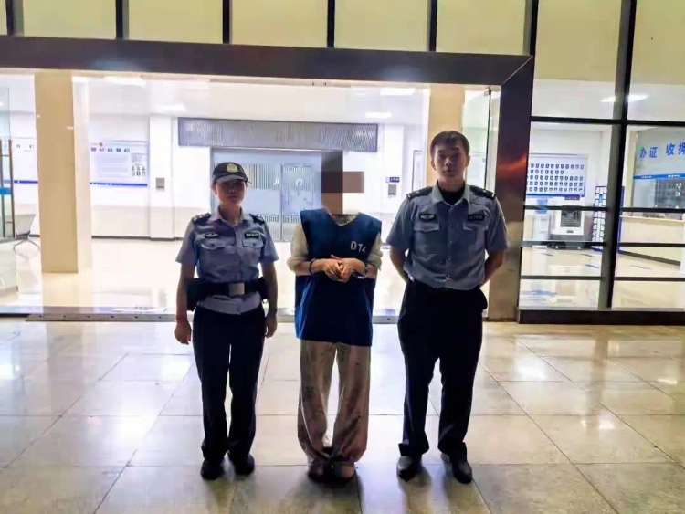 “笑不活了” 8月20日，四川自贡52岁女子接到辽宁警方电话，说她是在逃人员。哪料她听了，没半点慌乱，反倒笃定：绝对是诈骗！我不可能犯法！于是主动去派出所自证清白，结果当场被抓。

这大概是2026年最扎心的“自投罗网”了。52岁的兰某从家走到派出所那几步路，心里盘算的八成是“等会儿怎么教育骗子”。