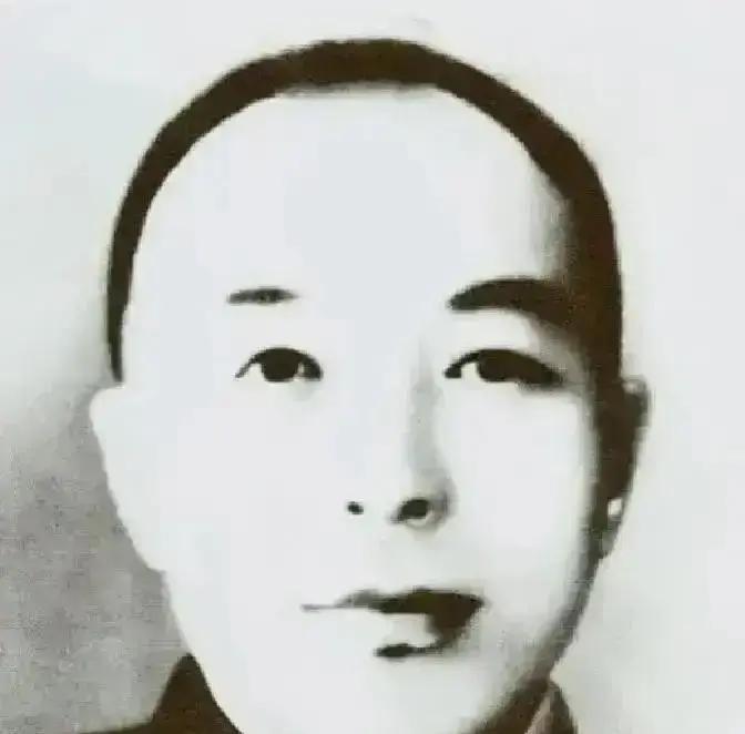 1955年，前哈尔滨市长杨绰庵遭到枪决，罪名是杀害抗联名将李兆麟，他倒在地上后，群众拍手称快，然而三十年后事情迎来了反转…
刑场上的喧嚣散去后，那件血衣和作为关键物证的匕首，被装进一个木箱，送进了公安局证物处的库房。管理员老陈签收时，瞥了一眼清单，嘟囔了一句：“这刀，干净得不像话。”
三个月后，库房