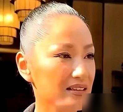55岁瞿颖顶着一头银发素颜坐进巴黎秀场，旁边坐的是满脸玻尿酸的贵妇，镜头扫过去，她连口红都没补。
不染发，不医美，不装嫩。这姐是真敢老。
上半年还在《乘风》里因为票数问题直接撂狠话：“今天你们骂死我我就不参加了”，那股子混不吝的劲儿，一点没变。转头又去中网给郑钦文挑边，站那比运动员还松弛。
最