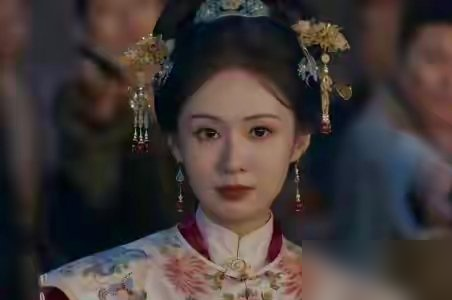 谭松韵被说演太淡，郑合惠子直播里甩了句：我不喜欢营销这俩字。
时间拉回《兰香如故》杀青前，郑合惠子团队提前27分钟发了物料，谭松韵那边直接把沟通记录甩出来，撂下一句不陪玩了。 剧组宣发直接裂开，那会儿郑方一声没吭。
结果剧一播，配角热度压着女主走。 有人骂吃相难看，有人骂硬蹭。 郑合惠子开直播，