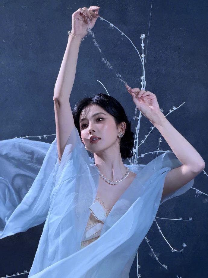白鹿今天也是美的不行了白鹿完全美神降临了光影落在眉眼间，氛围感直接拉满，每一帧都自带柔光，是自带光芒的美神，一眼沦陷 ​​​