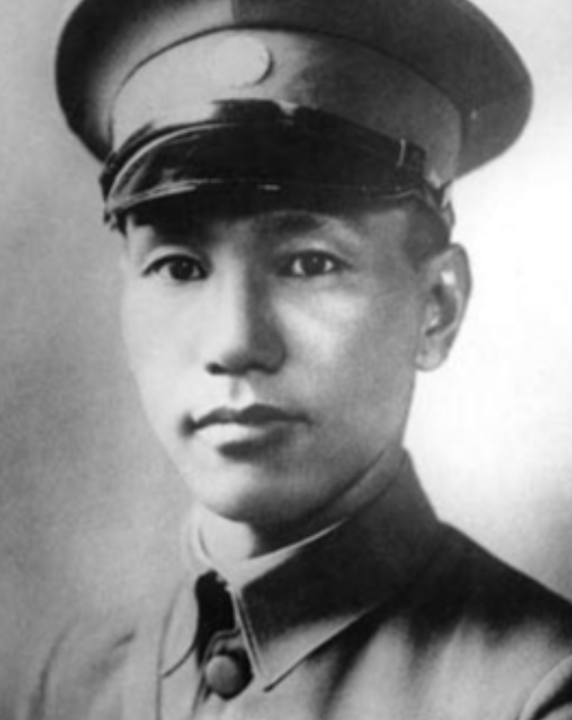 当年沦陷区老百姓翘首盼着“中央军”还乡，结果等来的接收大员，眼里全是房子、车子、金子、票子、女子，坊间戏称“五子登科”。伪军汉奸摇身一变成了“地下工作者”，真心抗日的百姓反倒受欺压，民间流传一句话：“盼