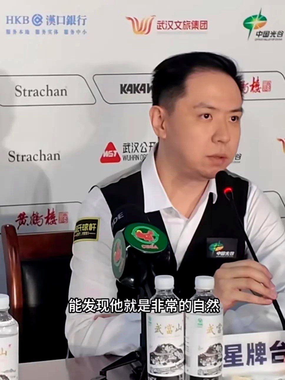 “他现在就是世界第一的水平。”肖国栋输得坦荡。

2026斯诺克武汉公开赛半决赛，卫冕冠军肖国栋2比6不敌赵心童。前四局两人还咬在2平，下半场赵心童直接连下四城，还轰出一杆124分。

就在这场比赛前，赵心童刚把排名刷到了世界第一。这也是丁俊晖之后，中国斯诺克的第二个世界第一。肖国栋的18场连胜断了