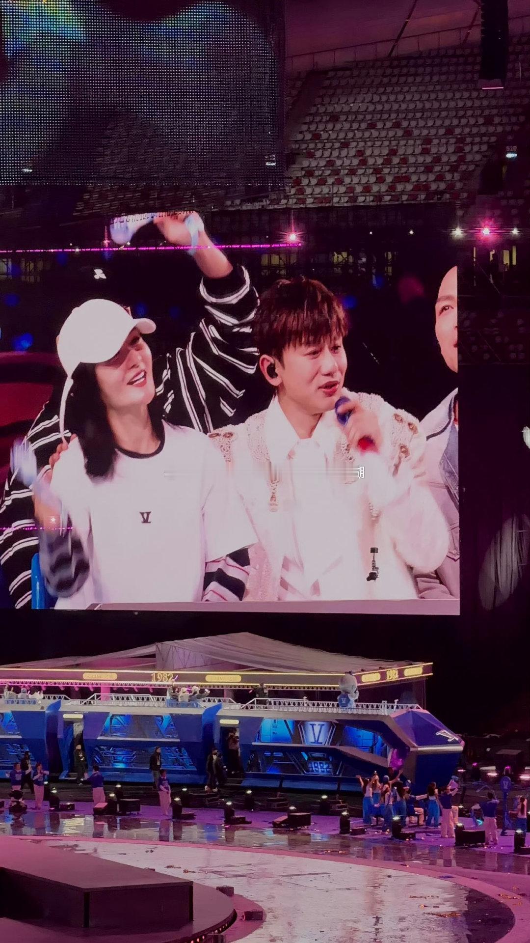 #张杰谢娜[超话]#十五周年快乐，水晶婚。爱意如初，岁月如故。#张杰谢娜结婚十五周年# ​