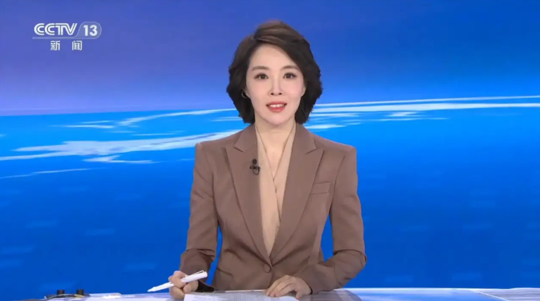 这次轮到中国“定规矩”了。

9月16日，中国移动干了一件大事，正式宣布向全球开源了Open-RAIL，这是行业内第一个把VLA/WAM模型和机器人本体连接起来的通用工程底座。

简单来说就是，以前给机器人装上大模型大脑，不代表它就能干活，不同品牌的机器人关节定义不同、通信协议不同，换一台新机器就得