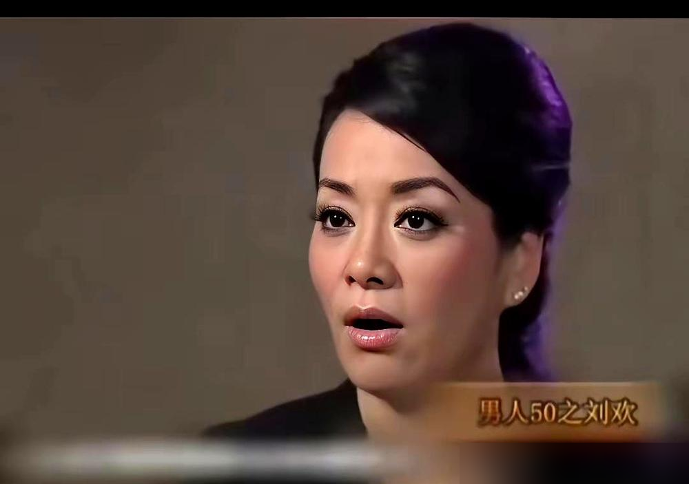 毛阿敏憋了半辈子，最服气的居然是刘欢。
她亲口说，嫉妒。不是恨，是眼馋他那份才华。早年在大木仓胡同谷家班，她是大师姐，刘欢是师弟。刘欢话不多，私下爱做饭，做的比唱的好。
后来她开个唱，刘欢二话不说站台，一分钱没提。那时候没流量，没热搜，帮一把就是帮一把。
再看现在这圈，熟人同台都得先谈曝光量。
