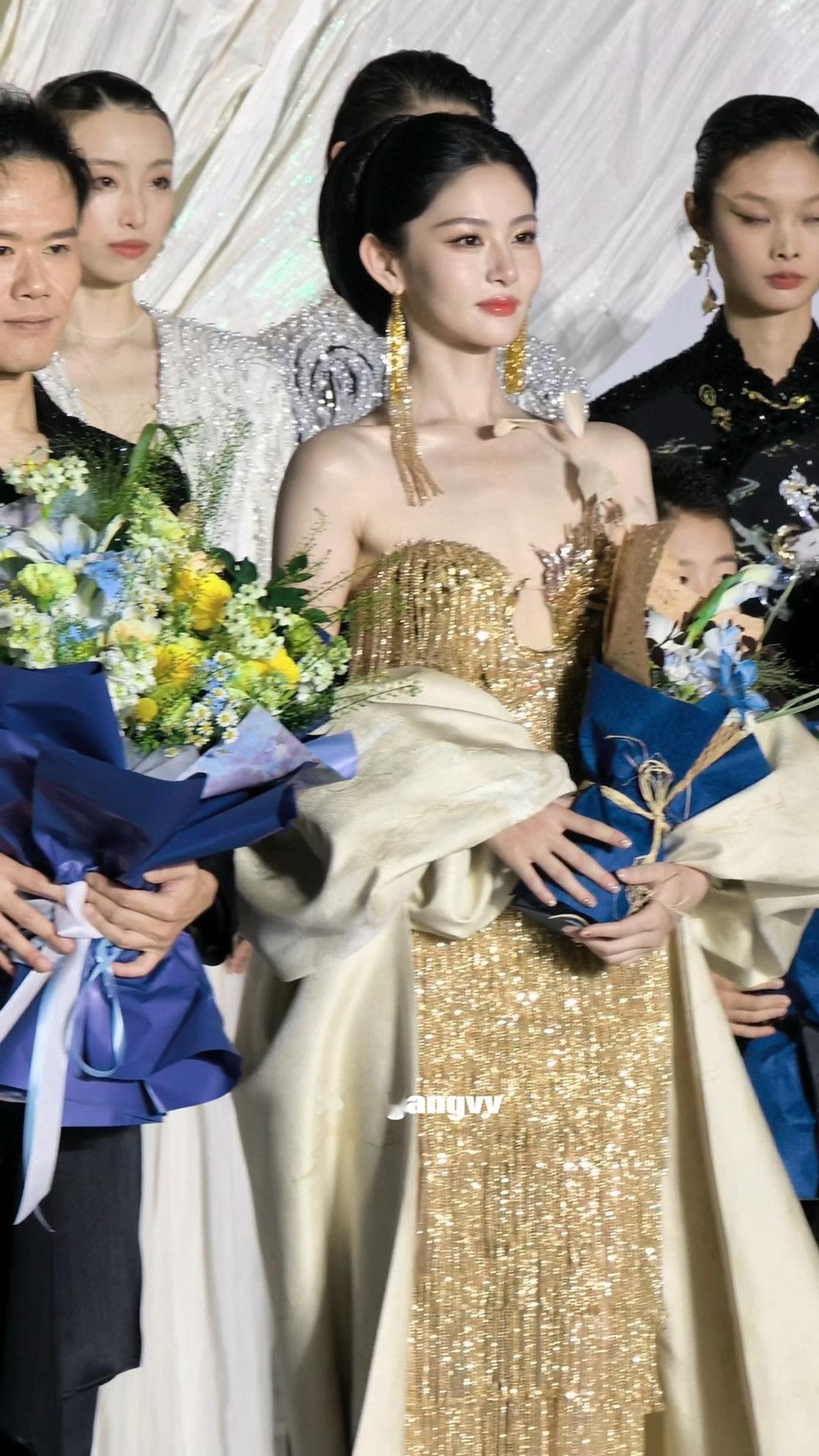 #赵晴怎么美成这样了# 赵晴走秀，神女降临，金光闪闪！赵晴气质好好呀，状态也是没得说，温婉大气的美人儿～[抱一抱]（cr.logo） ​#娱乐[超话]# ​