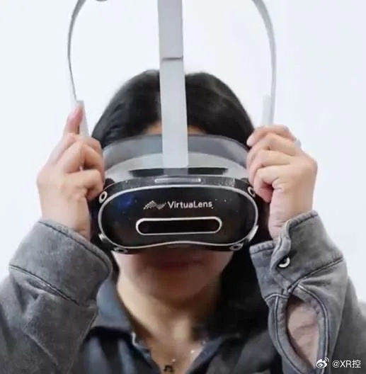 #VR# 【VirtuaLens借助PICO头显，用VR优化白内障术前晶体选型沟通】

白内障手术当中，人工晶状体的挑选直接影响术后生活质量，但普通患者很难仅凭口头讲解，想象不同晶体带来的视觉差异。医疗方案商 VirtuaLens 借助 PICO VR 头显，打造沉浸式模拟体验，以此优化医患之间的术前沟通效率。

这套 VR 系 ​