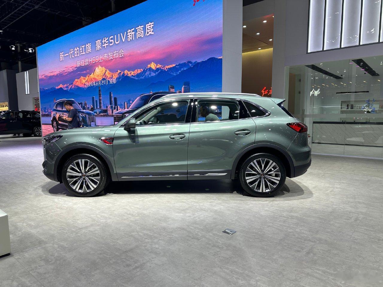 新红旗HS5车展焕新，回馈价13.48万起，2.0T+8AT，上灵犀座舱和司南智驾，家用SUV该有的面子空间智驾全给齐。

全新H9西南亮相，5230mm车长、3120mm轴距，插混+800