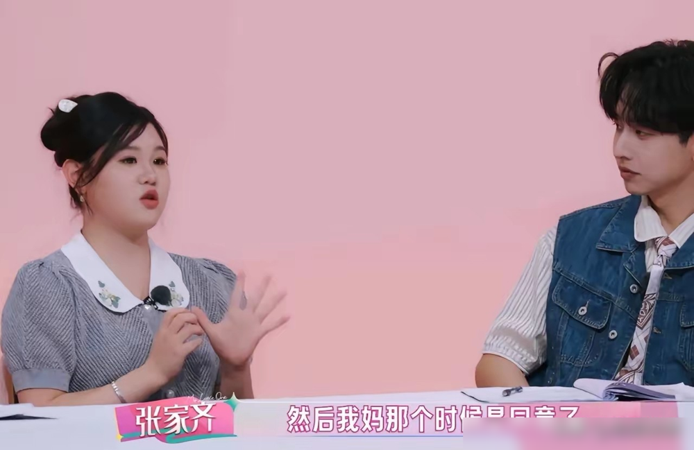 13岁全运会奖金81万，张家齐到22岁退役都没见过那张卡。
综艺里她妈当众念家书，张口就是你表现得不太好，妈妈选择原谅你。她直接打断：晚了，我不需要了。
6岁进跳水队，妈长期不在身边，一回归就管账管人管表达。冠军奖金、工资，三张卡全在妈手里。定制了条13.1克金项链当夺冠礼物，女儿愣是没见过实物