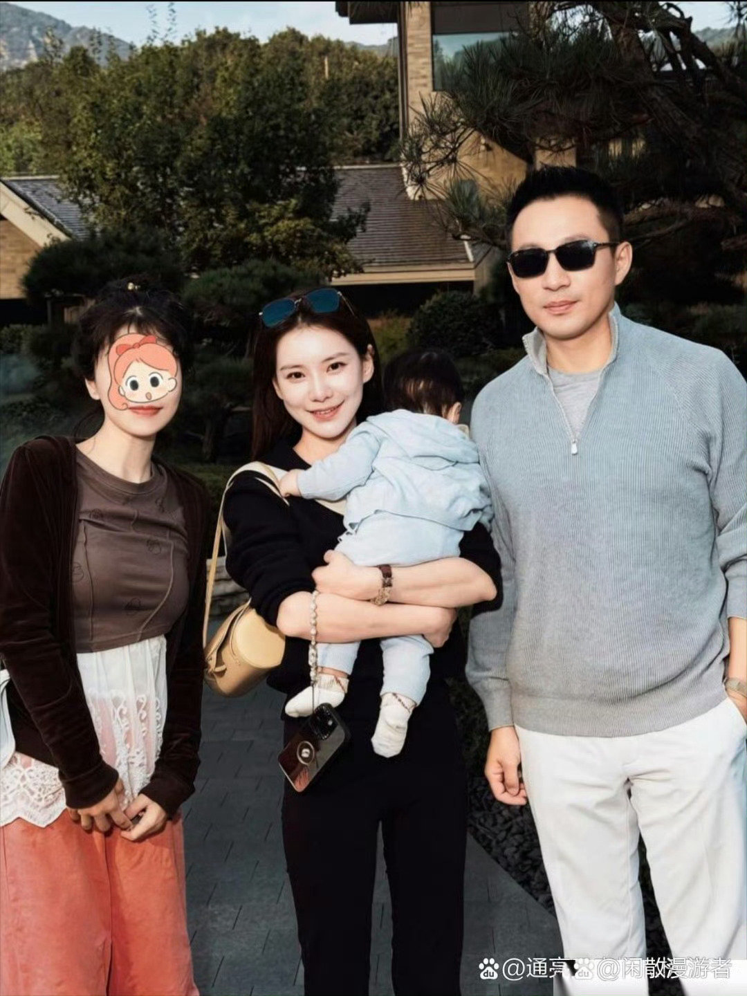45岁汪小菲和老婆马筱梅带着小儿子现身北京怀柔一间餐馆吃饭，一家三口看起来好幸福。未满一岁的小汪宝肉嘟嘟的，笑起来好可爱！ ​​​