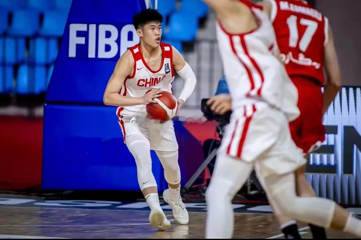 中国vs新西兰前瞻：U18国足冲击12年后再进亚洲杯决赛
北京时间8月22日，U18男篮亚洲杯半决赛开战，中国U18男篮与新西兰U18男篮交手。

战绩排名
中国队此前小组赛三战全胜以C组第一名出线，8进4以117-103击败了菲律宾，王子超投进6记三分拿到了25分，陈昱休投进4记三分拿到了23分，张懿赵杰与郝煊都拿 ​