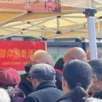 #丽水云和赶集式服务暖到百姓心坎里#烟火聚集市，服务暖民心！浙江丽水云和县创新打造“赶集式服务”，把政务办理、社保医保、就业对接、健康义诊统统搬进市集。山区群众赶个集，就能顺便办事、找工作、看医生；主播带货助山货出山，让深山“土货”变增收“香饽饽”。小小集市承载大大民生期盼，公共服 ​