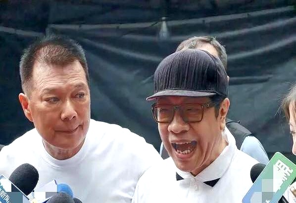 蔡康永现身蒋万安的竞总成立大会，这一举动让人有点琢磨不透
 

当天他一身黑西装白衬衫打扮得格外扎眼，受访时还直夸对方的演讲稿特别有力量、讲得极具感情
 

对比他之前去沈伯洋竞总只待了短短十分钟，这次可以说是给足了面子，全程听完所有助讲不说，还直言现场气氛被带动得充满希望
 

看来这圈子里的微妙
