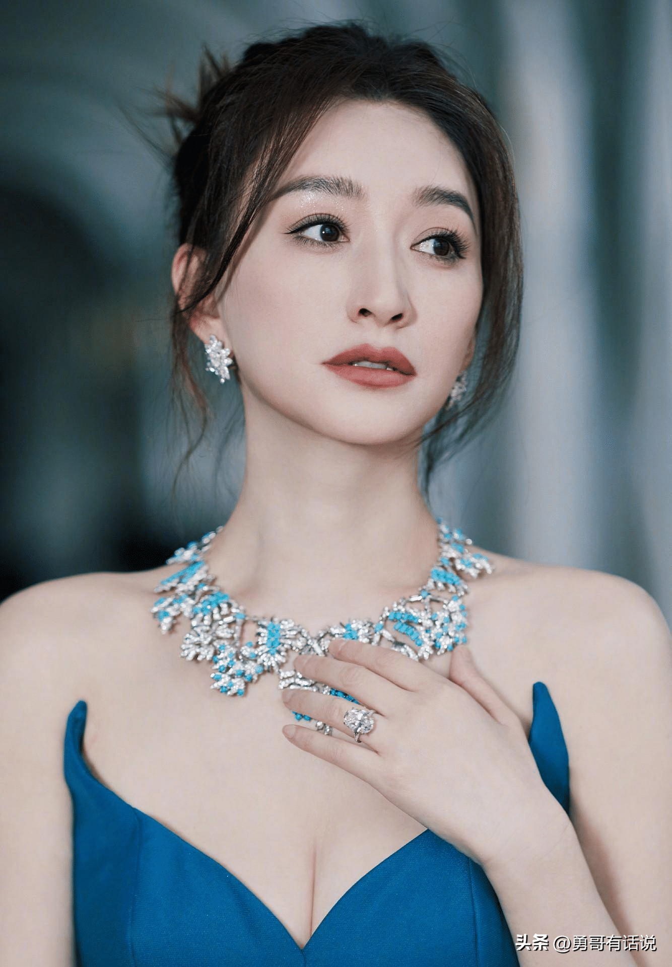 李小冉的离婚声明，只有16个字。没有互撕，没有小作文，没有一句指向对方。它不是开战宣言，是一张结案通知。

2026年10月19日晚上她发的那条微博写着：“去年已离，互不牵扯，互不打扰，祝各自安好。”这段婚姻走了11年。两人2014年6月在长春登记，2015年在比利时办的婚礼，婚后一直没有孩子。