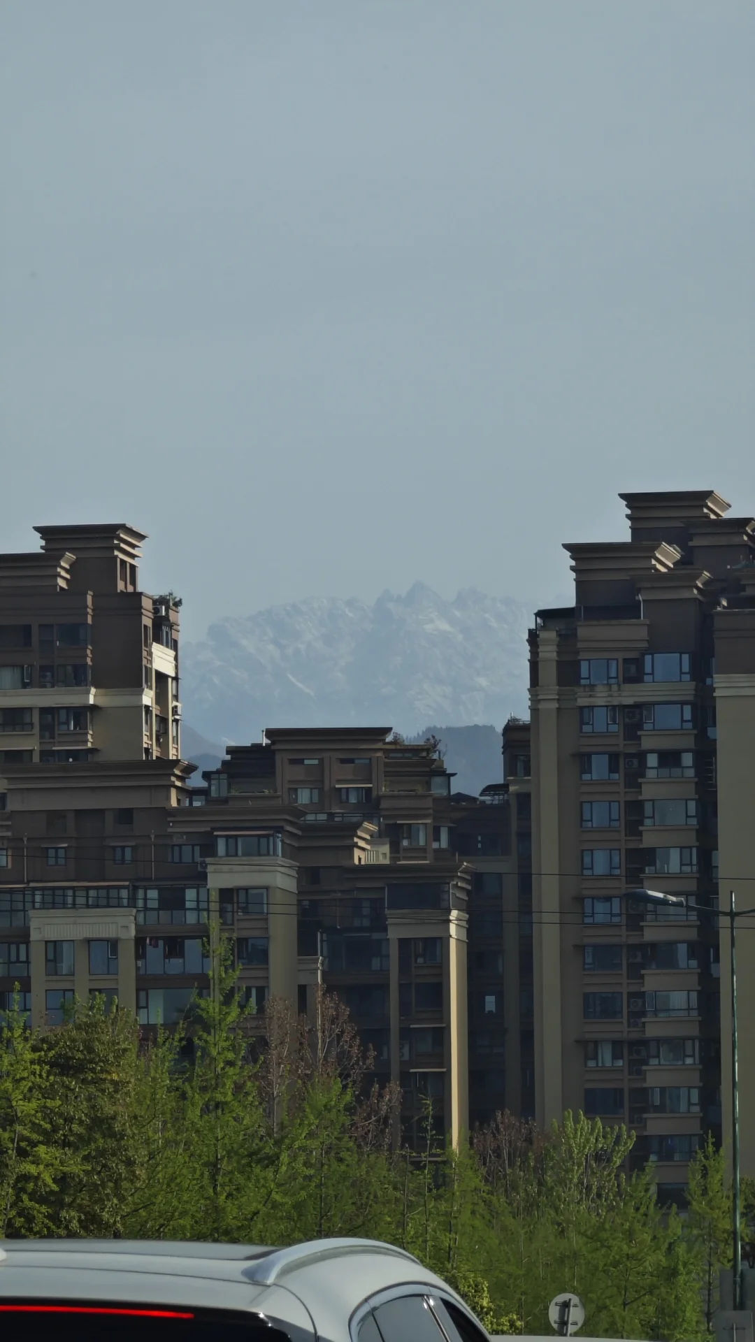 雪山下的城市～