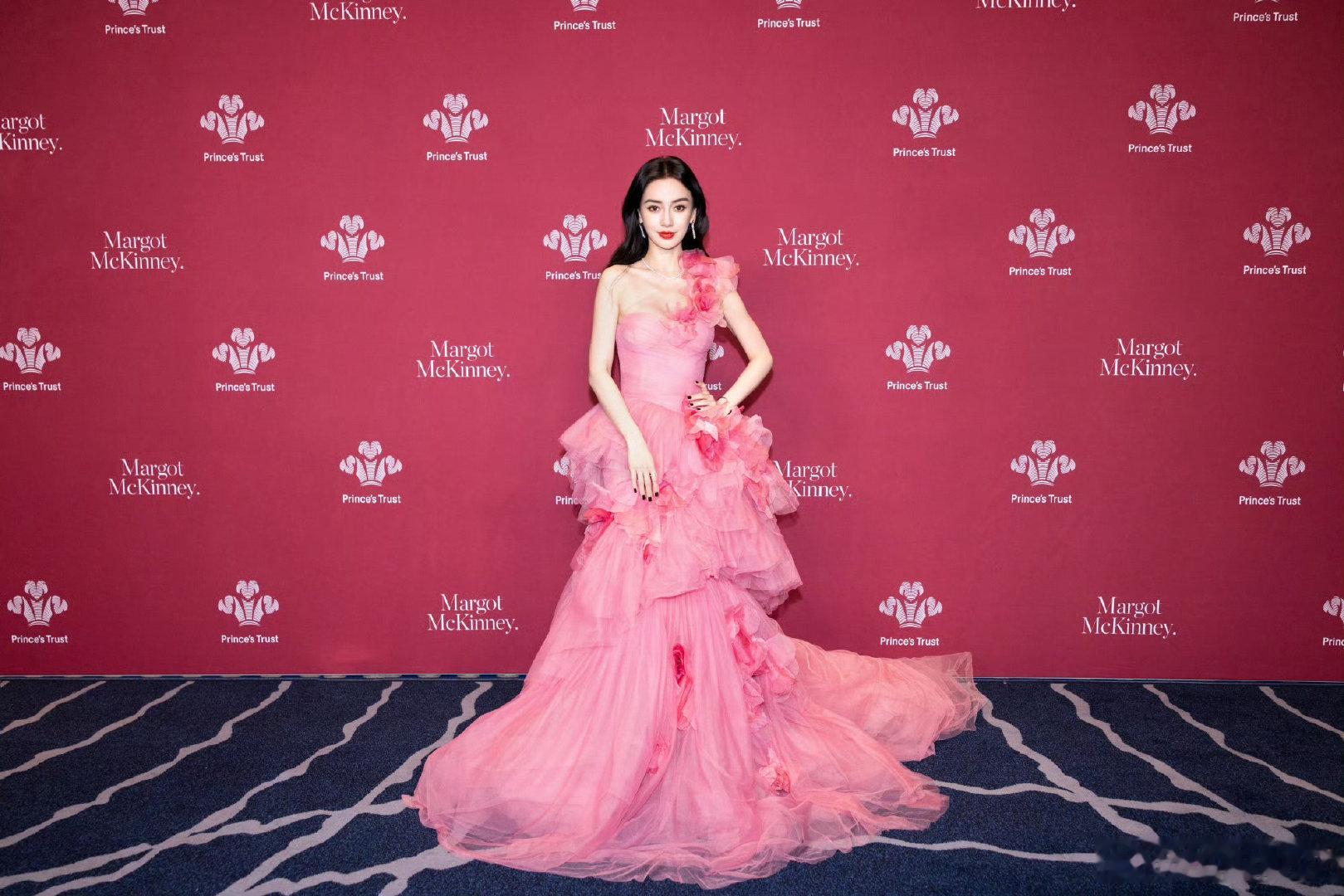 #angelababy[超话]# [兔子]#angelababy#

你是掠过耳畔的清风，吹散了夏日的浮躁

​