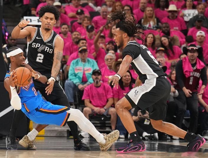 马刺全场高喊“假摔”嘲讽亚历山大北京时间5月23日，NBA西决G3...