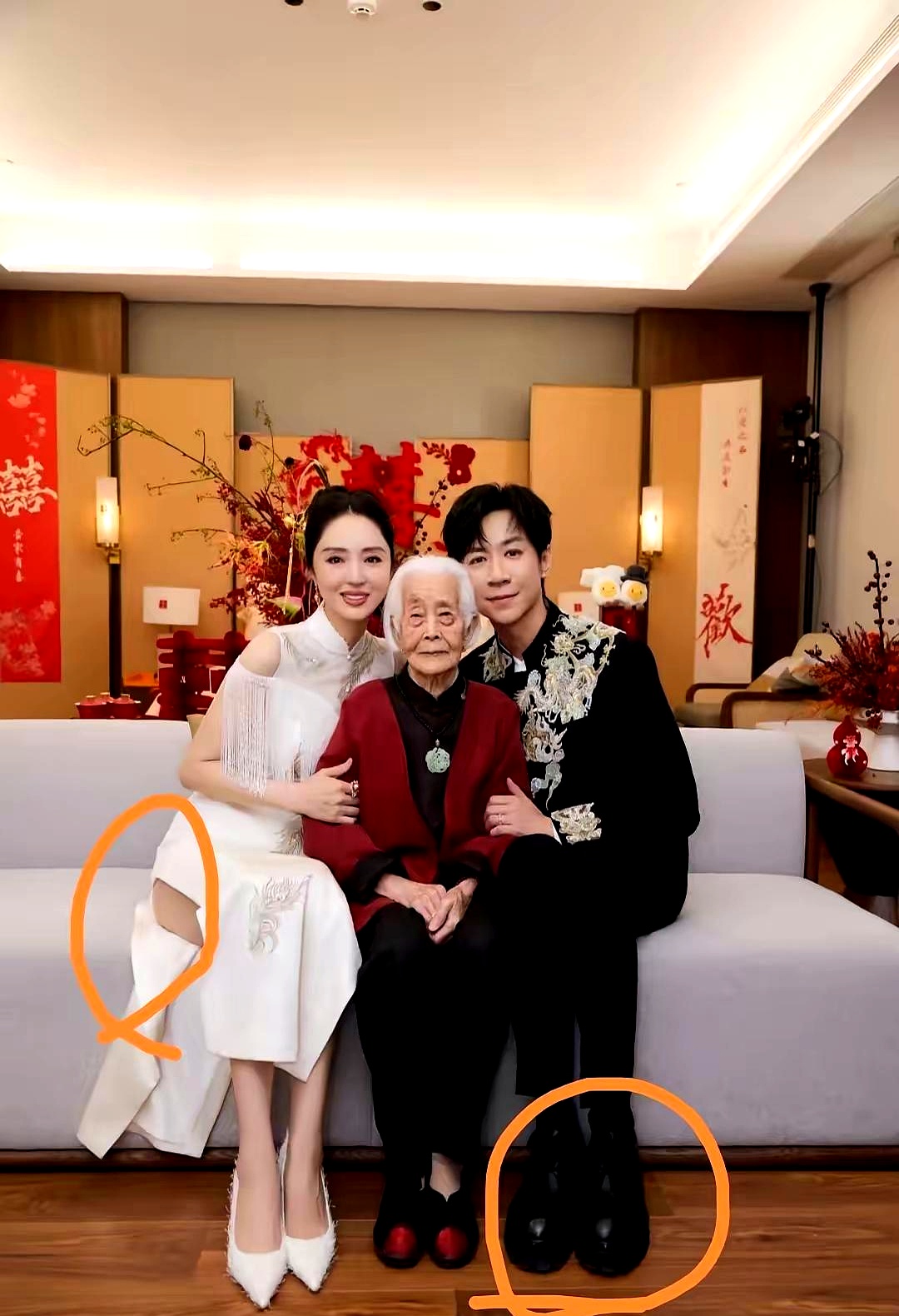 董璇这回真是“美得惊心动魄”，站着是优雅女神，可这一坐下，那叫一个大写...