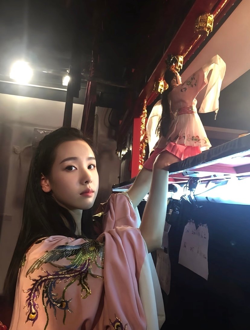 假木偶后面藏了个真神仙
#陈都灵# ​