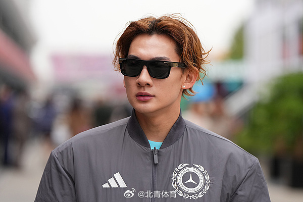 资格赛分两组进行，苏翊鸣在第一组第10位出场。 ​​​