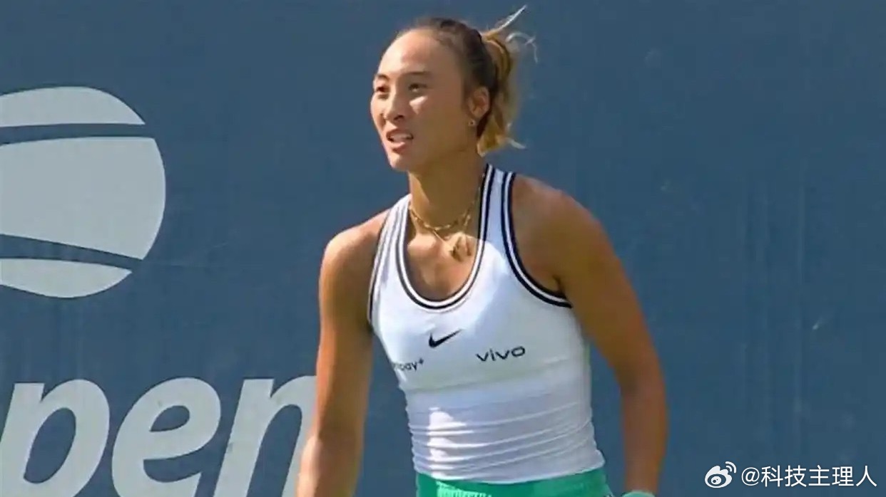郑钦文在2026美网第二轮以6-4、2-6、6-1击败普丁塞娃，拿下职业生涯对这位苦主的首胜。

前两次交手，郑钦文都被对手标志性的“月亮球”带乱了节奏，这次决胜盘她完成了战术层面的实时重构：不再陷入底线拉锯，而是通过加快进攻频率、增加上网截击，用高算力的主动压制打穿了对手的防守体系。全场9记Ac ​