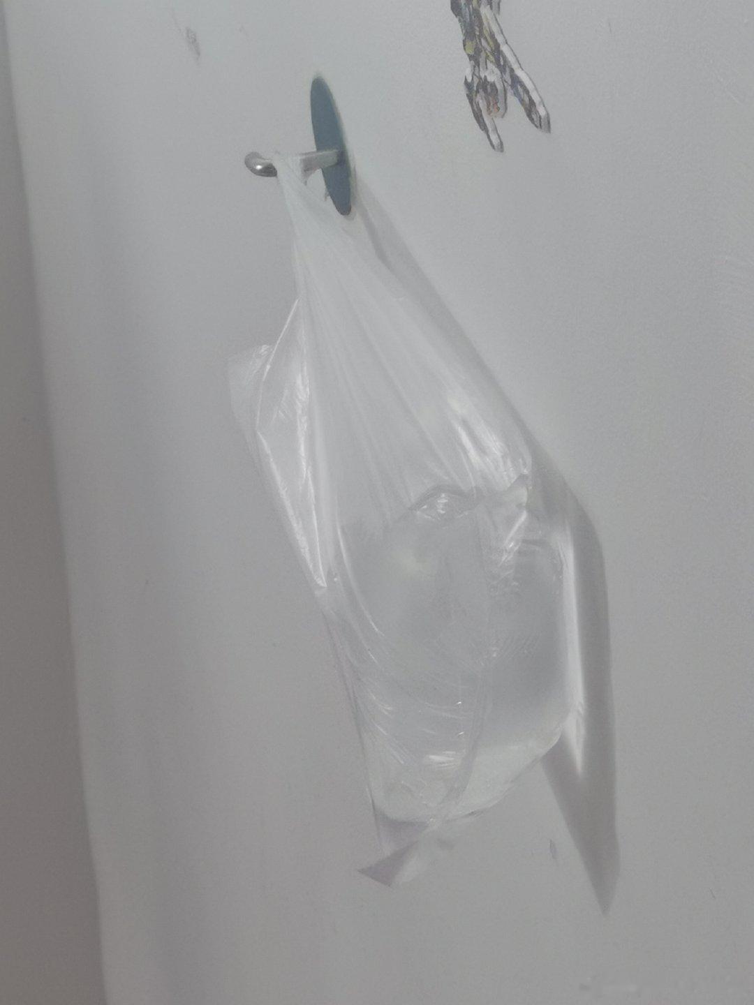 躺椅子上看花儿与少年8，突然瞄到墙上挂着一袋水，我站起来一看，是娃挂的吧[笑cry]，唉，到了不可控的年纪，天天都是在挨揍的边缘蹦哒[笑cry]～#李泽锋给站姐买苹果18pm#阔以阔以啊～ ​