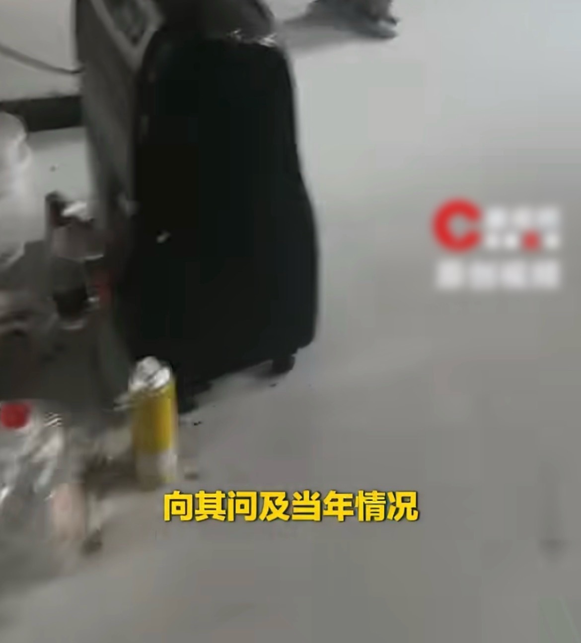 #继父回应在女儿童年时性侵其8年##遭继父性侵女子1岁被亲生父母送人#
记者上门向继父求证当年的事，面对媒体的当面询问，继父没有否认也没有道歉，只是驱赶记者回避问题。

女孩命运很苦，一岁被送走，寄人篱下遭遇多年伤害。当年年纪太小没有自保能力，等到长大鼓起勇气维权，却卡在追诉时效上。

做 ​