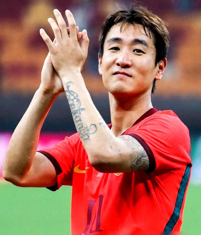 “踢得比较难看，运气也是实力的一部分。”

国足0比5惨败后，30岁的国家队队长韦世豪出面道歉，用运气解释了这场大比分落败。

武磊曾说，中国队现在就缺久保建英、李刚仁那种一对一能过人的，目前只有韦世豪有这个能力。

这个十几年前被称为中国足球最后天才的球员，9月份刚因挑衅球迷被停赛3场罚了3万，事